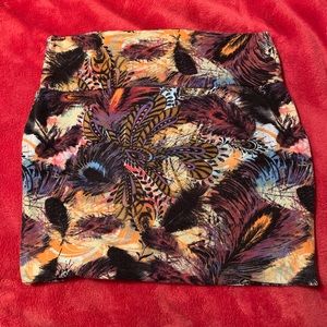 Feather designed mini skirt!